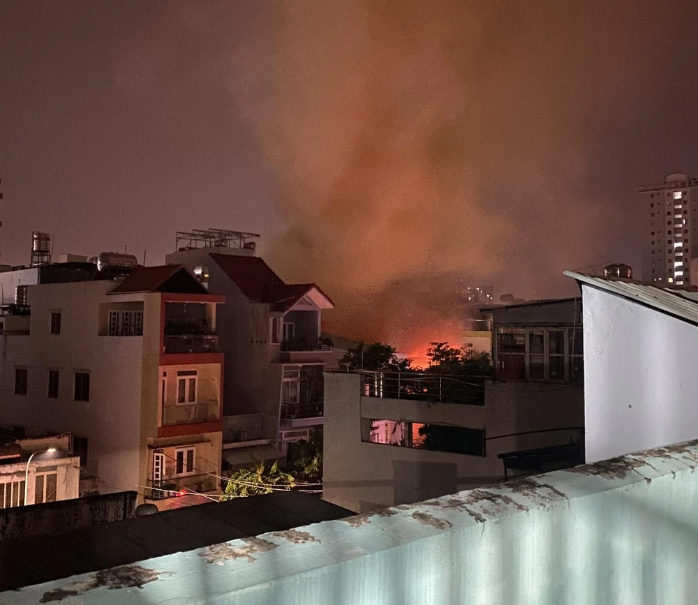 Khói lửa bao trùm lấy căn nhà 3 tầng. Ảnh: NHUẬN BÌNH