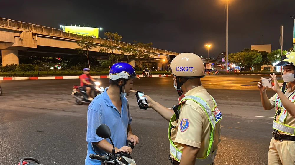 CSGT kiểm tra nồng độ cồn của anh T. Ảnh: NY