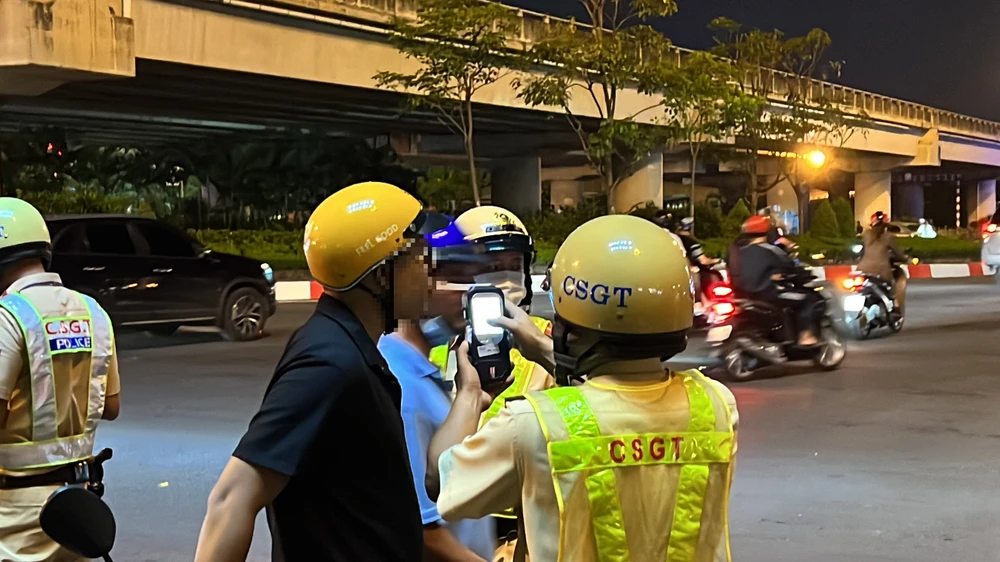 Anh thợ hồ, uống 4 lon bia bị phạt 7 triệu vì vi phạm nồng độ cồn ảnh 1