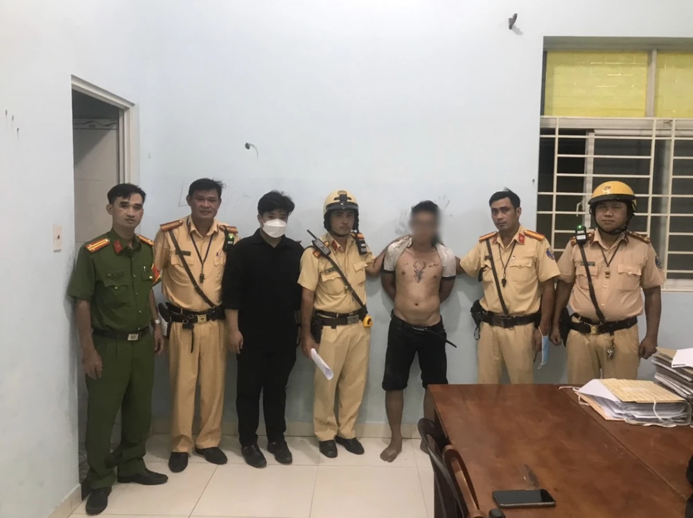Kẻ trộm bị tổ công tác CSGT Bình Triệu bắt giữ khi đang trên đường tẩu thoát. Ảnh: PC08