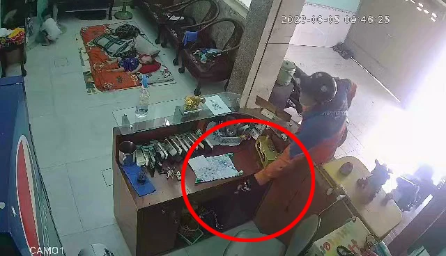 Hình ảnh kẻ trộm lấy 6 triệu tiền mặt và điện thoại trong ngăn kéo ở quầy tiếp tân. Ảnh cắt từ clip Hình ảnh kẻ trộm lấy 6 triệu tiền mặt và điện thoại trong ngăn kéo ở quầy tiếp tân. Ảnh cắt từ clip