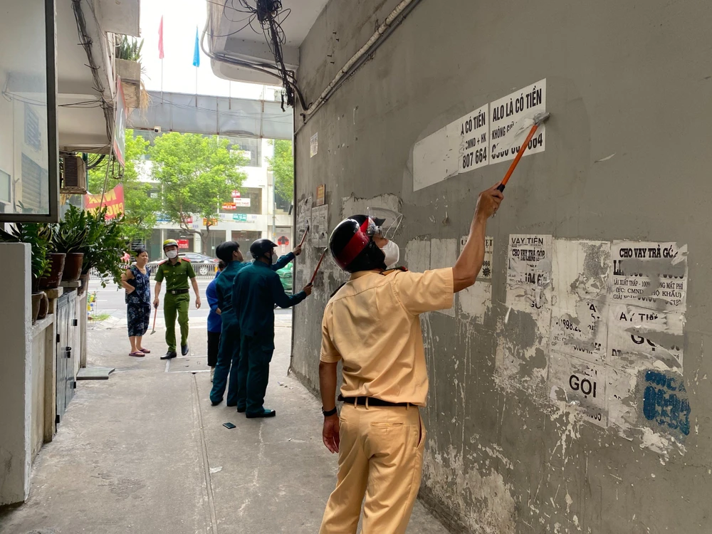Nhiều quảng cáo trái phép được lực lượng chức năng xóa, gỡ. Ảnh: PC08 Nhiều quảng cáo trái phép được lực lượng chức năng xóa, gỡ. Ảnh: PC08