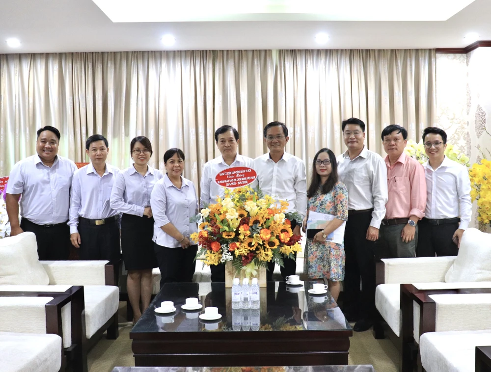 Ban Thường vụ Đảng uỷ Khối Dân - Chính - Đảng TP.HCM chúc mừng báo Pháp Luật TP.HCM. Ảnh: BẢO PHƯƠNG