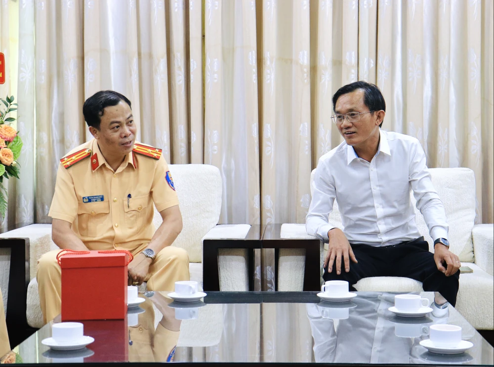 Ông Nguyễn Đức Hiển, Phó Tổng biên tập Thường trực báo Pháp Luật TP.HCM trò chuyện cùng Thượng tá Trần Trung Hiếu, Trưởng phòng PC08. Ảnh: DI LINH