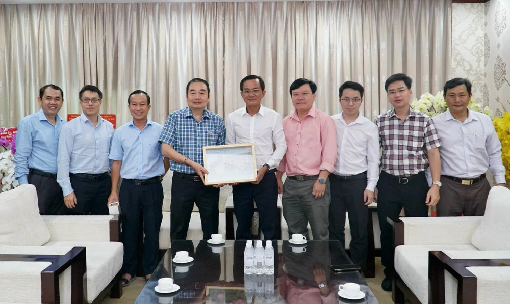 Đoàn Đại học Kinh tế - Luật TP.HCM tặng quà báo Pháp Luật TP.HCM. Ảnh: BẢO PHƯƠNG