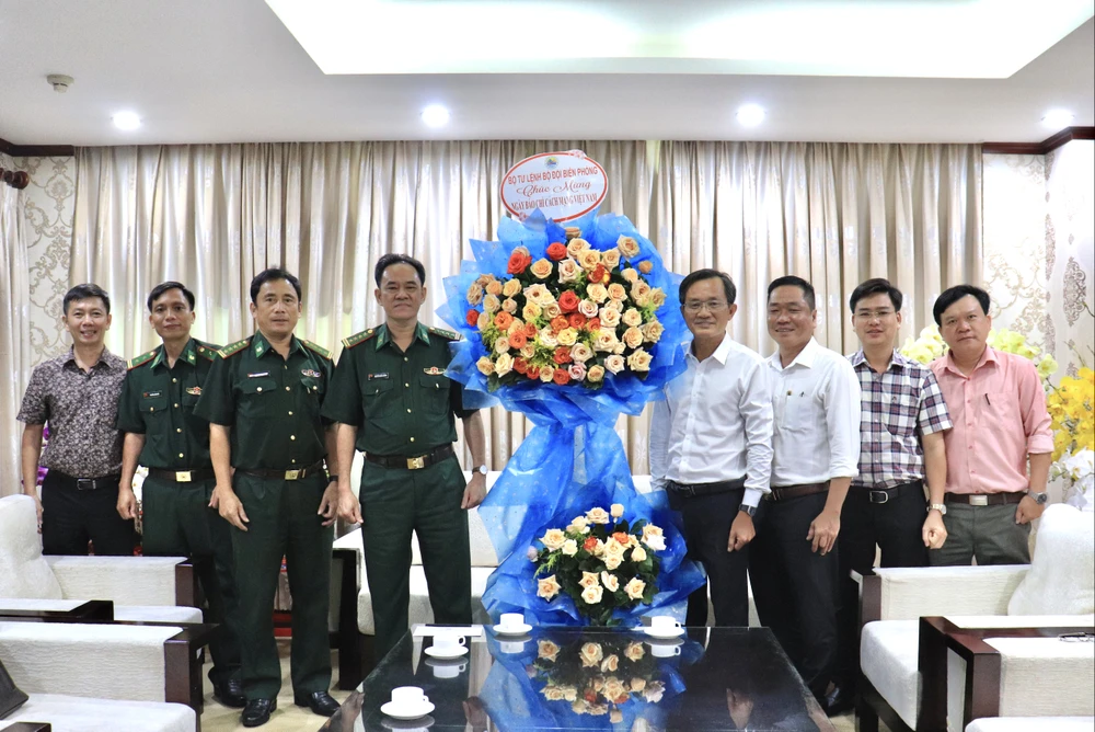 Đại diện Bộ đội biên phòng đến thăm, chúc mừng báo Pháp Luật TP.HCM nhân kỷ niệm 98 năm ngày Báo chí Cách mạng Việt Nam. Ảnh: DI LINH