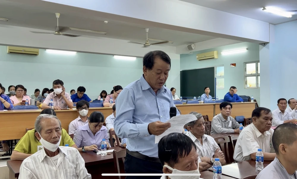 Cử tri Đặng Văn Rành nêu ý kiến tại buổi tiếp xúc. Ảnh: NGUYỄN YÊN