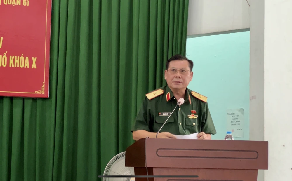 Thiếu tướng Đặng Văn Lẫm báo cáo về kết quả kỳ họp Quốc hội vừa qua cho cử tri. Ảnh: NGUYỄN YÊN