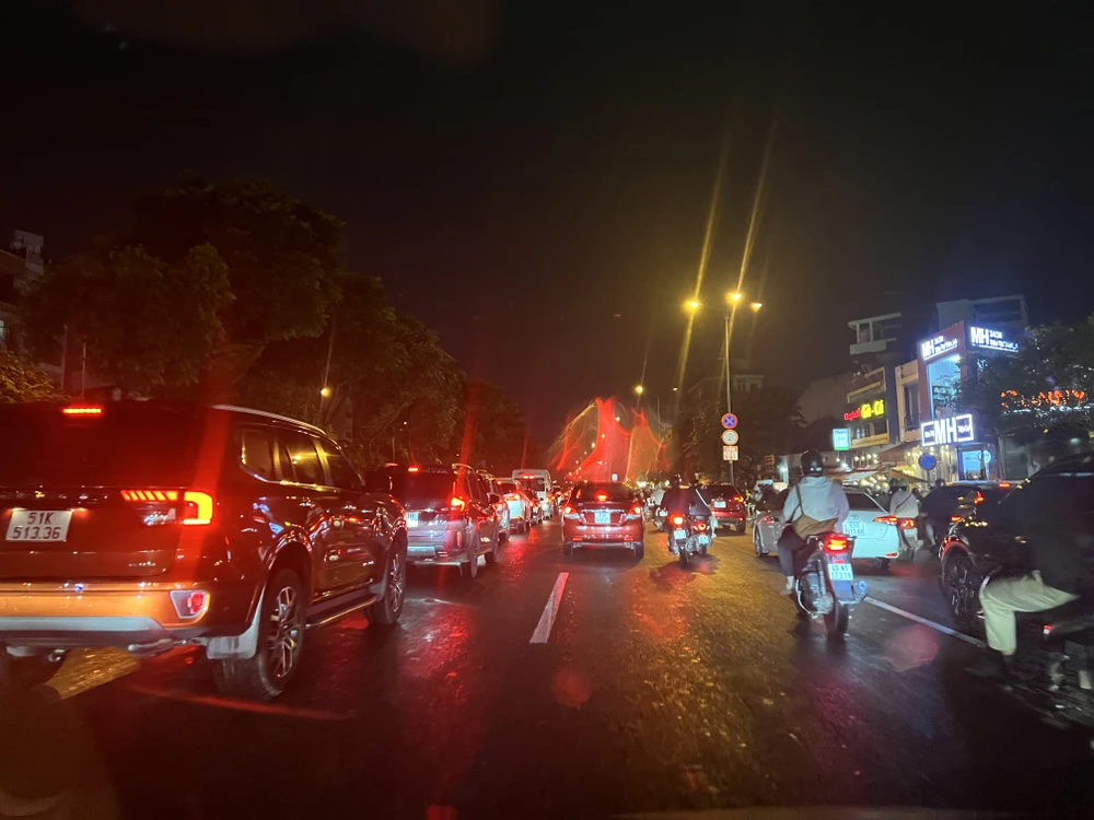 Đến giao lộ Phạm Văn Đồng – Nguyễn Xí, tình trạng giao thông mới thông thoáng trở lại.