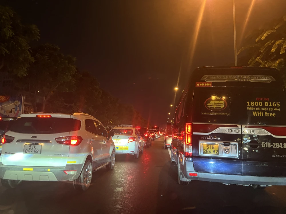 Mưa lớn cộng với kẹt xe vào giờ tan tầm khiến nhiều người vô cùng mệt mỏi.