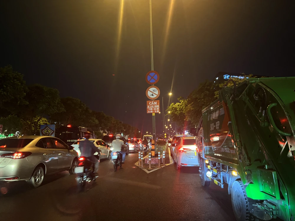 Xe máy len lỏi vào dòng xe ô tô để di chuyển trên đường Phạm Văn Đồng đoạn qua quận Gò Vấp