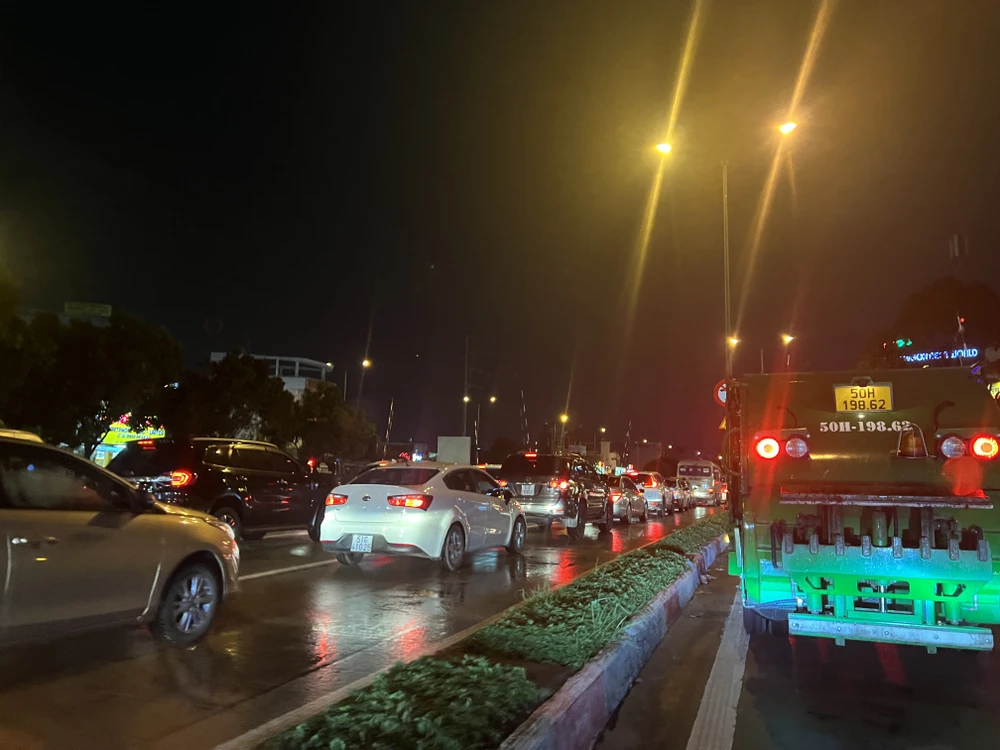 Lượng phương tiện đông vào giờ cao điểm khiến tình trạng ùn tắc càng nghiêm trọng hơn.