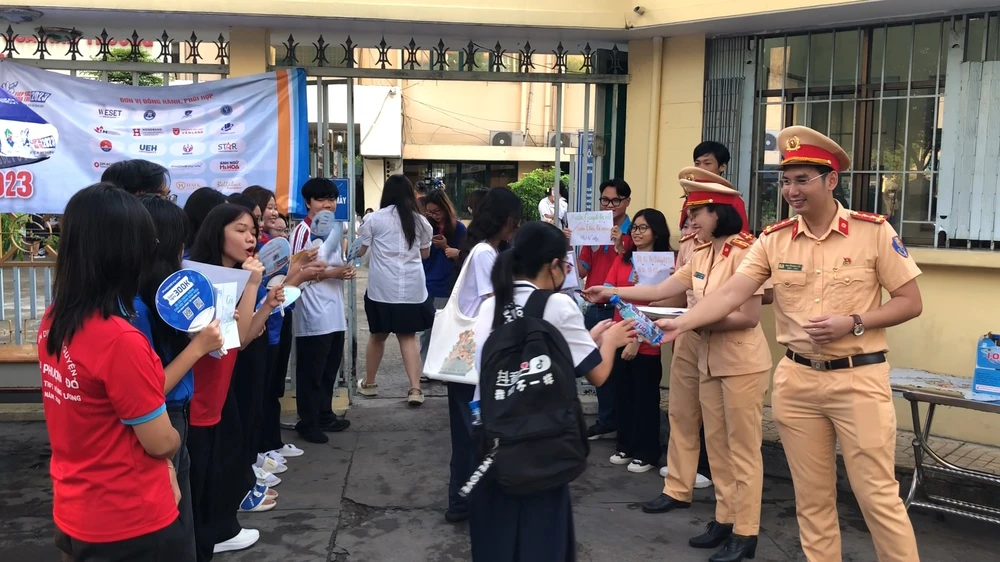 Đây là hoạt động nhằm hỗ trợ, động viên thí sinh của Phòng CSGT TP.HCM. Ảnh: NGUYỄN YÊN