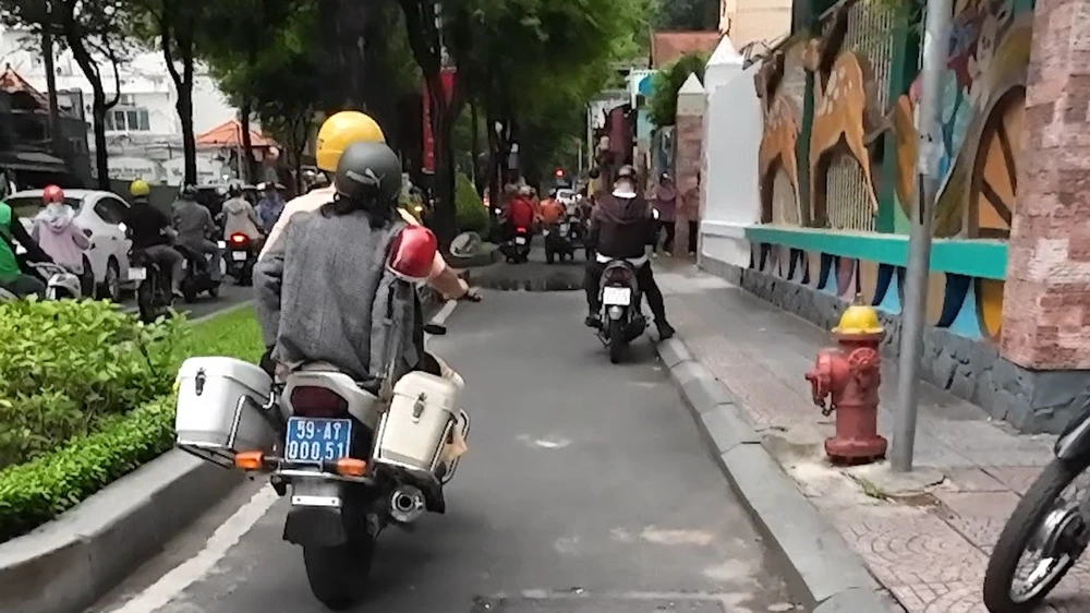 CSGT dùng xe đặc chủng đưa người thân thí sinh về nhà lấy giấy tờ để em Tự kịp dự thi. Ảnh: PC08