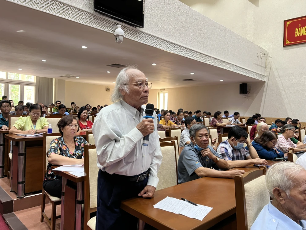 Cử tri đề nghị phân cấp, phân quyền cho các địa phương thực hiện Nghị quyết 98. Ảnh: NGUYỄN YÊN