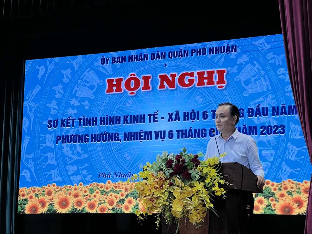 Chủ tịch UBND quận Phú Nhuận yêu cầu quận tập trung phát triển kinh tế đêm. Ảnh: NGUYỄN YÊN