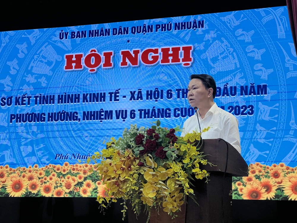 Ông Trần Hoàng Quân, Giám đốc Sở Xây dựng phát biểu tại hội nghị. Ảnh: NGUYỄN YÊN