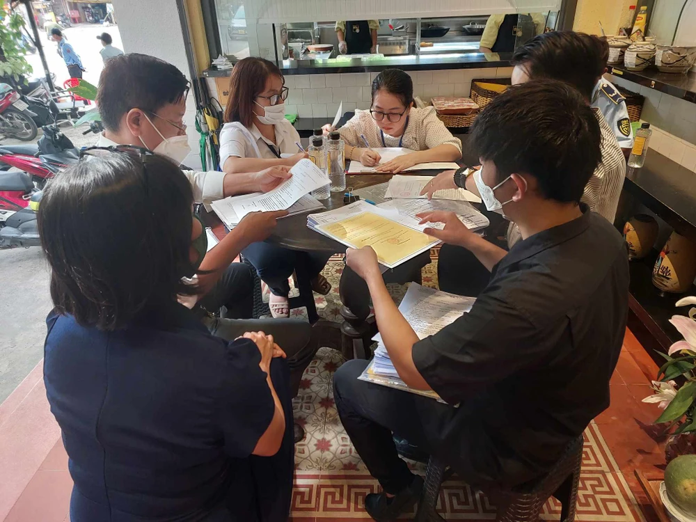 Kiểm tra các loại giấy phép của cơ sở. Ảnh: ĐC