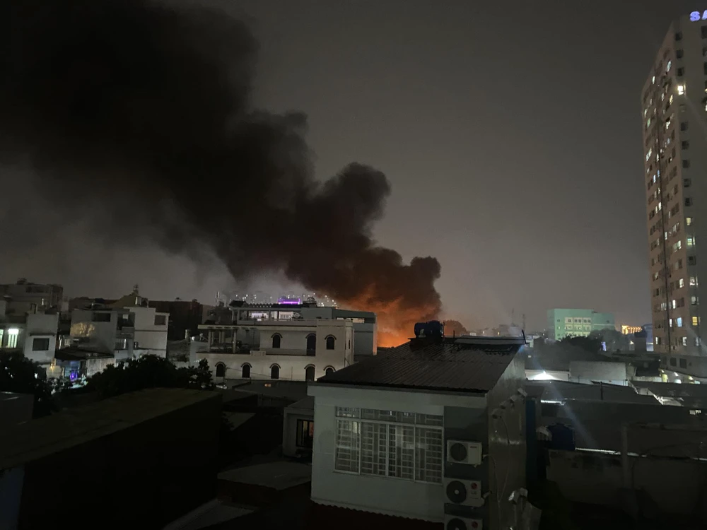 Khói lửa từ đám cháy bốc lên cao. Ảnh: NGÔ BÌNH
