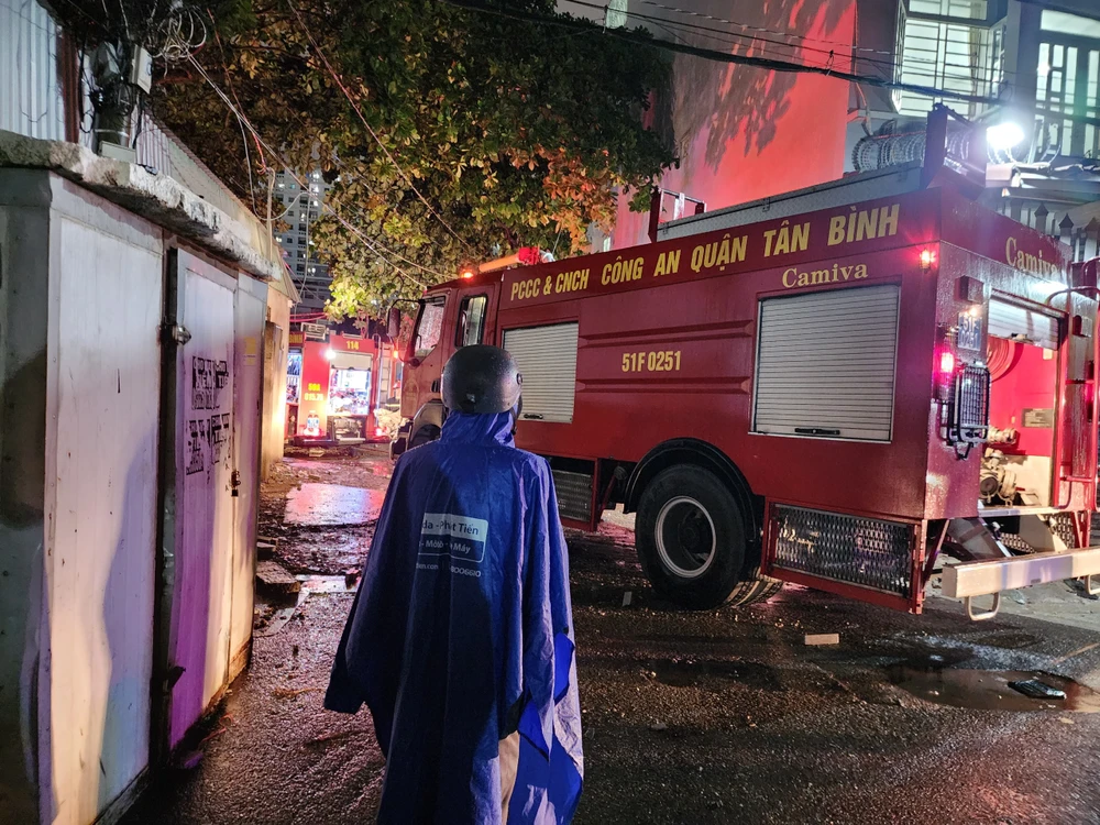 Xe cứu hỏa từ Công an quận Tân Bình được điều động đến dập lửa. Ảnh: ĐC