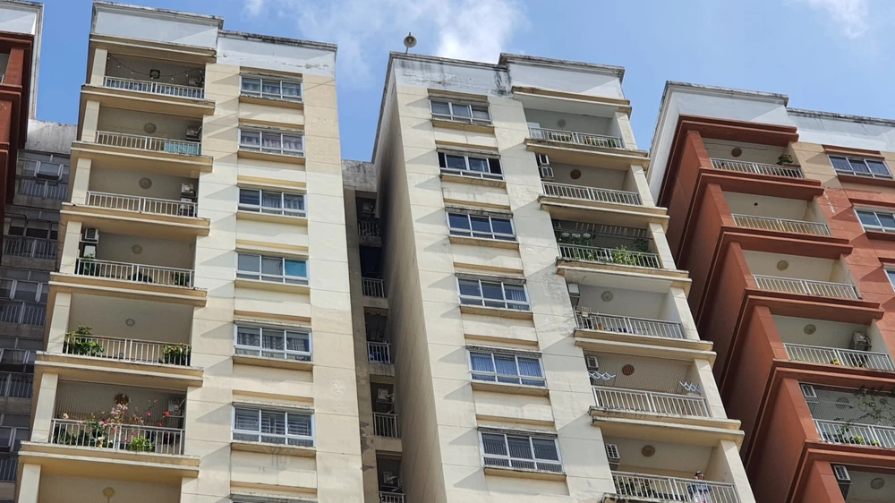 Căn hộ ám khói đen dày đặc sau vụ cháy. Ảnh: ĐC