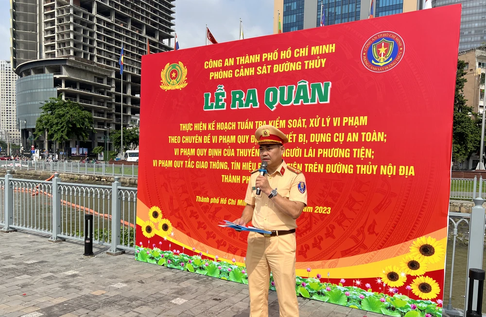 Đại tá Trần Văn Hiếu phát biểu tại lễ ra quân. Ảnh: NGUYỄN YÊN