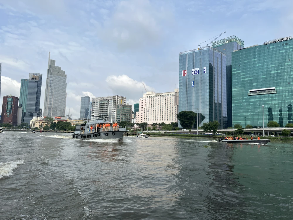 Đội hình nhiều tàu, ca nô của Phòng PC08B thực hiện tuần tra sau lễ ra quân. Ảnh: NGUYỄN YÊN