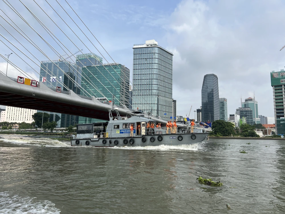 Đội hình tàu tham gia lễ ra quân thực hiện tuần tra trên sông Sài Gòn. Ảnh: NGUYỄN YÊN