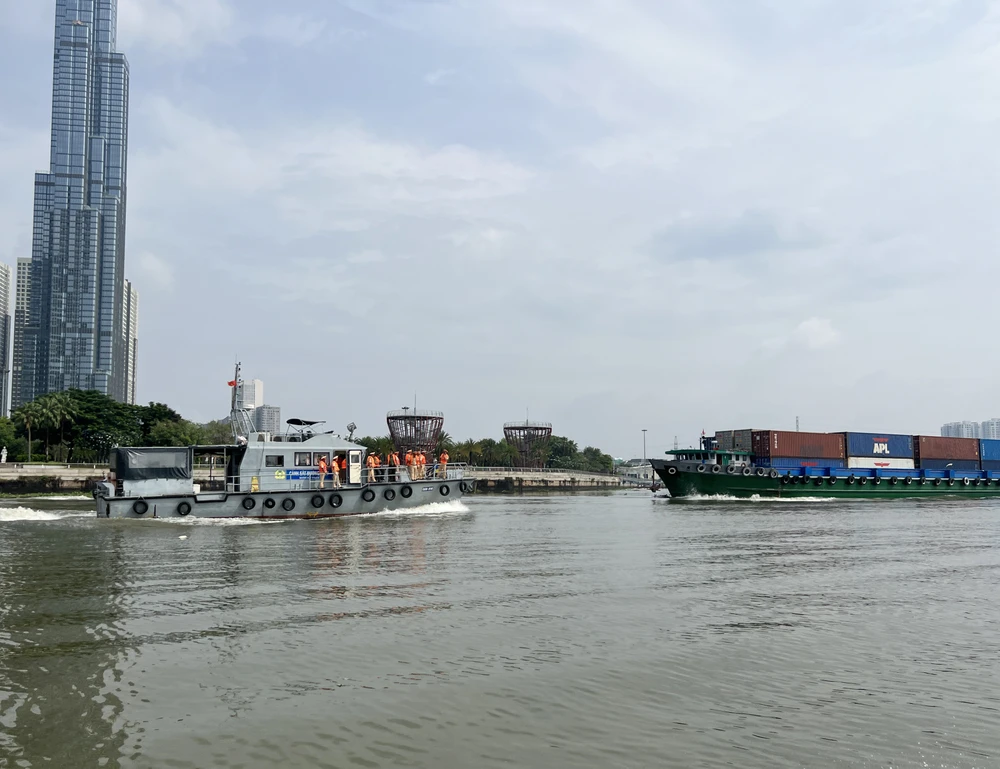 Tuần tra, kiểm soát các phương tiện thủy trên sông Sài Gòn. Ảnh: NGUYỄN YÊN