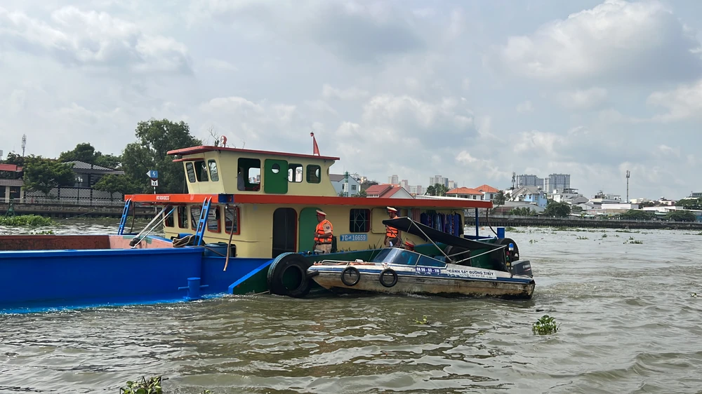 Tổ công tác tiếp cận một sà lan chở cát mang số hiệu TG-16659. Ảnh: NGUYỄN YÊN