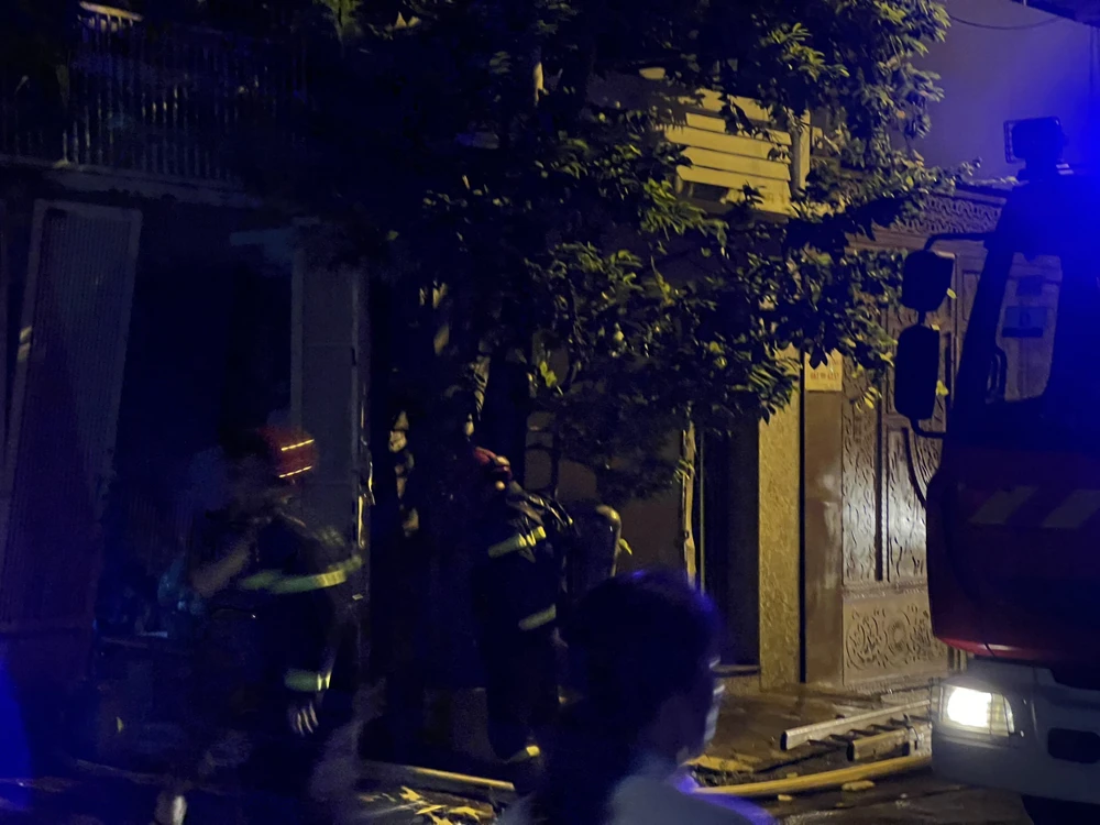 Cảnh sát dập lửa tại hiện trường. Ảnh: ĐC Cảnh sát dập lửa tại hiện trường. Ảnh: ĐC