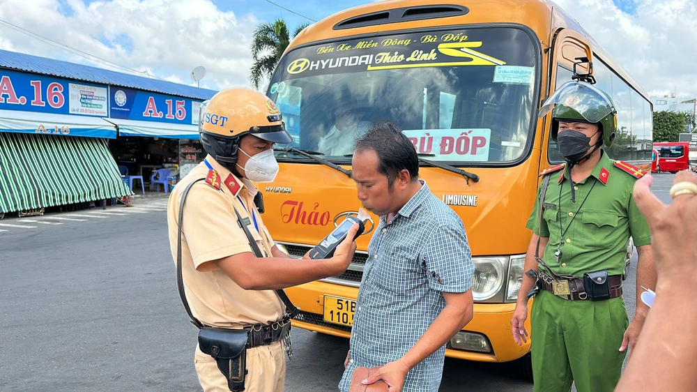 Kiểm tra nồng độ cồn đối với tài xế xe khách. Ảnh: NY