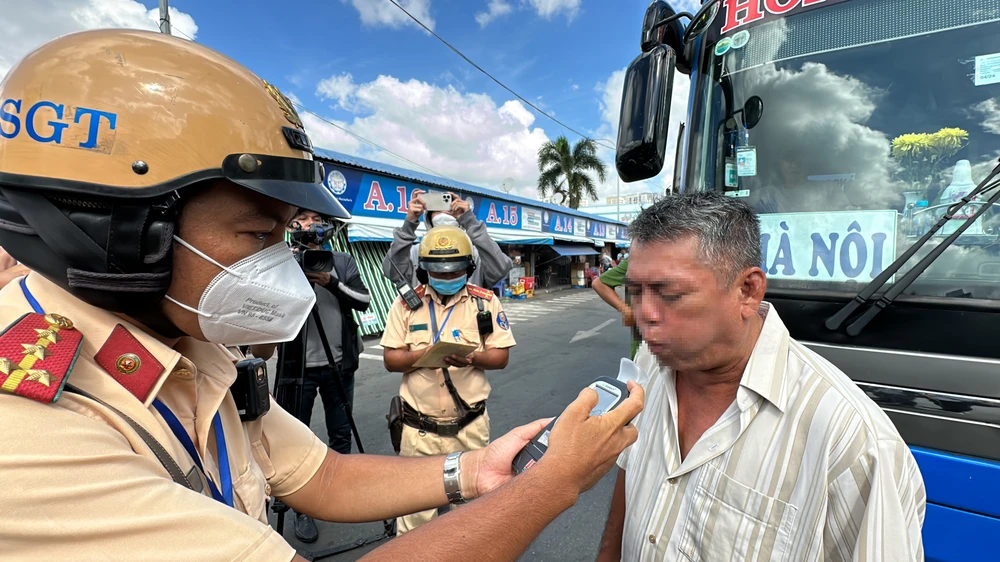 Kiểm tra nồng độ cồn với tài xế H. cho kết quả có nồng độ cồn trong hơi thở. Ảnh: NY