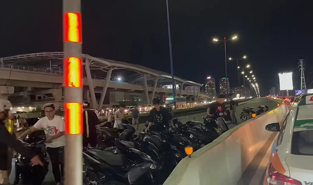 Nhiều thanh niên và phương tiện độ chế dùng để đua xe bị lực lượng chức năng bắt giữ.