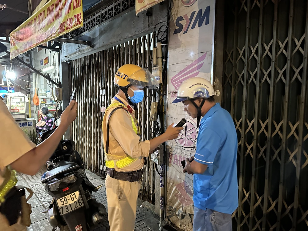 Ông H. có nồng độ cồn 0,664mg/L khí thở. Ảnh: NGUYỄN YÊN