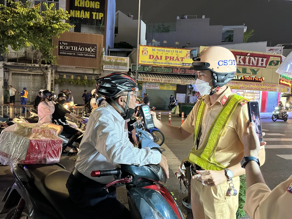 Anh H. thừa nhận uống rượu rum vào bữa tiệc sinh nhật. Ảnh: NGUYỄN YÊN