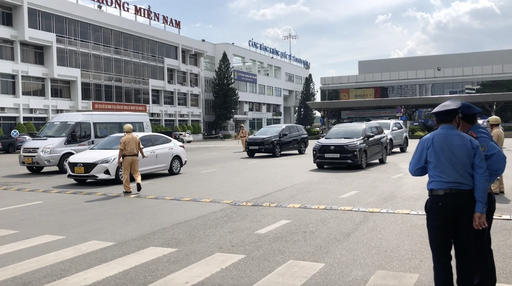 CSGT phối hợp cùng lực lượng Thanh tra Giao thông kiểm tra xe đón trả khách tại sân bay Tân Sơn Nhất chiều 29-8.