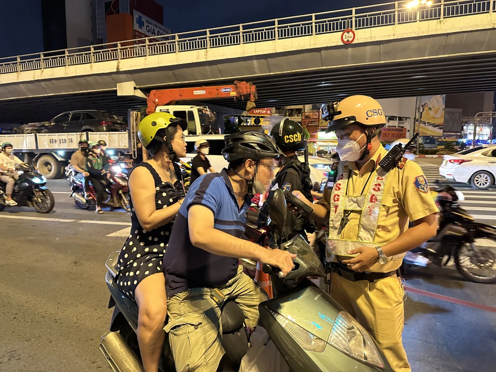 CSGT kiểm tra nồng độ cồn đối với nhiều trường hợp trong tối 1-9. Ảnh: NGUYỄN YÊN CSGT kiểm tra nồng độ cồn đối với nhiều trường hợp trong tối 1-9. Ảnh: NGUYỄN YÊN