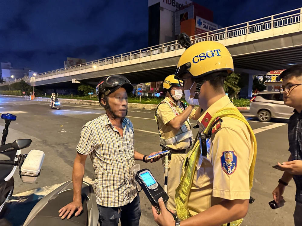 Một người đàn ông có nồng độ cồn cao kịch khung bị tổ công tác phát hiện. Ảnh: NGUYỄN YÊN Một người đàn ông có nồng độ cồn cao kịch khung bị tổ công tác phát hiện. Ảnh: NGUYỄN YÊN