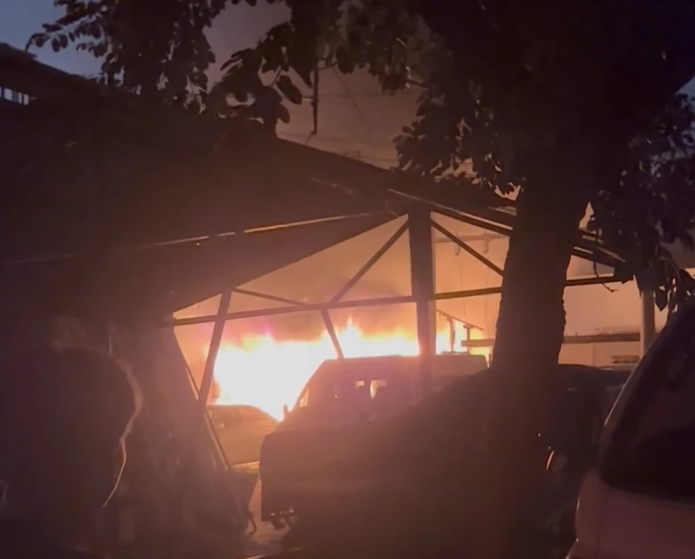 Ngọn lửa lớn bùng phát từ kho hàng công ty.