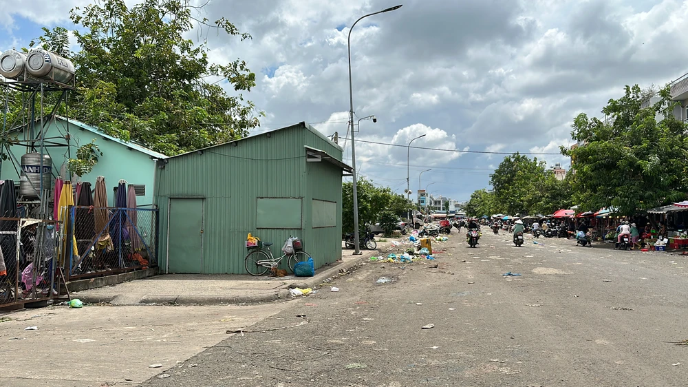 Chốt TTĐT thường ngày đông đúc cán bộ hiện đã đóng kín, khoá cửa. Ảnh: TÂN YÊN Chốt TTĐT thường ngày đông đúc cán bộ hiện đã đóng kín, khoá cửa. Ảnh: TÂN YÊN