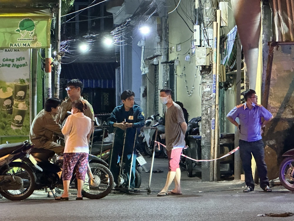 Đại diện Viện kiểm sát có mặt tại hiện trường án mạng. Ảnh: NGUYỄN YÊN