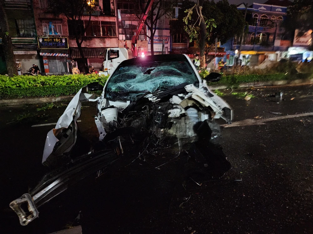 tai-nan-oto-dam-bon-cat-be-nat-dau-hai-nguoi-mac-ket- (3).jpg