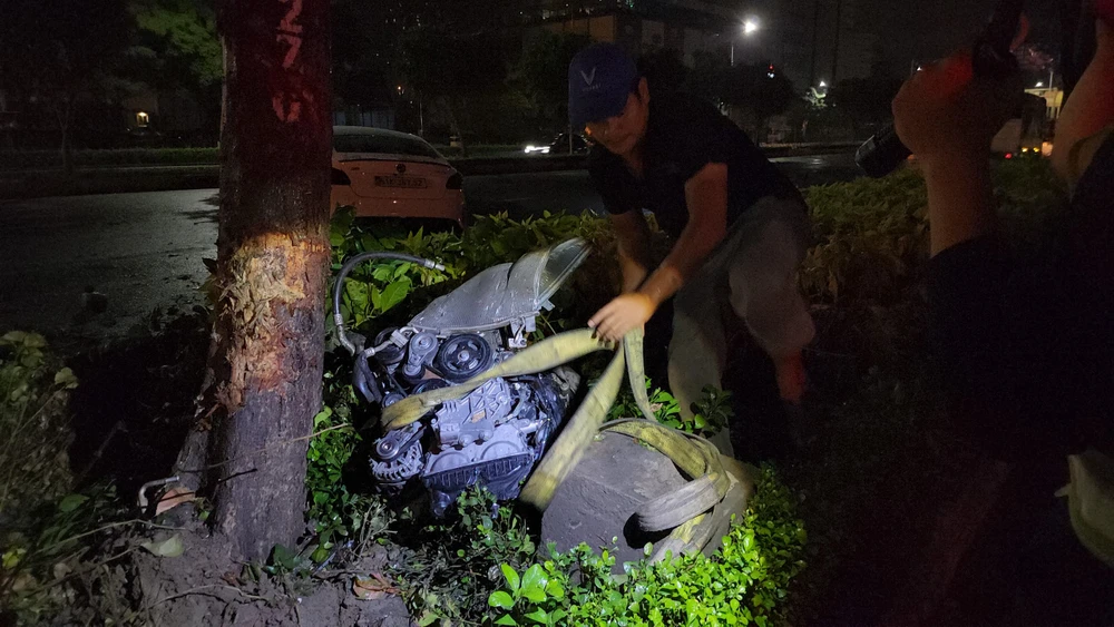 tai-nan-oto-dam-bon-cat-be-nat-dau-hai-nguoi-mac-ket- (4).jpg