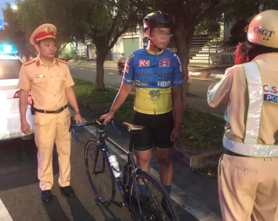 csgt-tphcm-xu-phat-xe-dap-di-vao-lan-oto.jpg