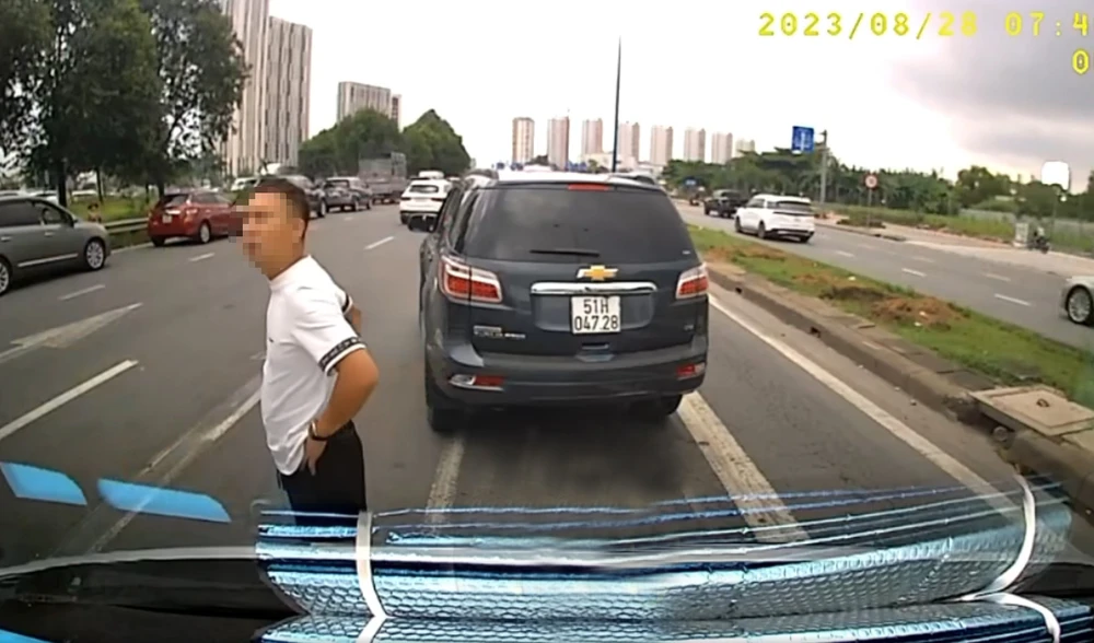 CSGT xử phạt tài xế chặn đầu xe chở học sinh