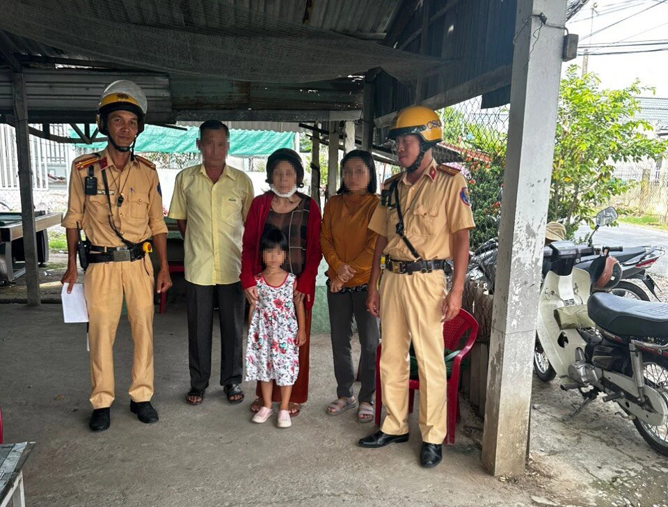 CSGT phát hiện, đưa bé gái 6 tuổi đi lạc về với gia đình