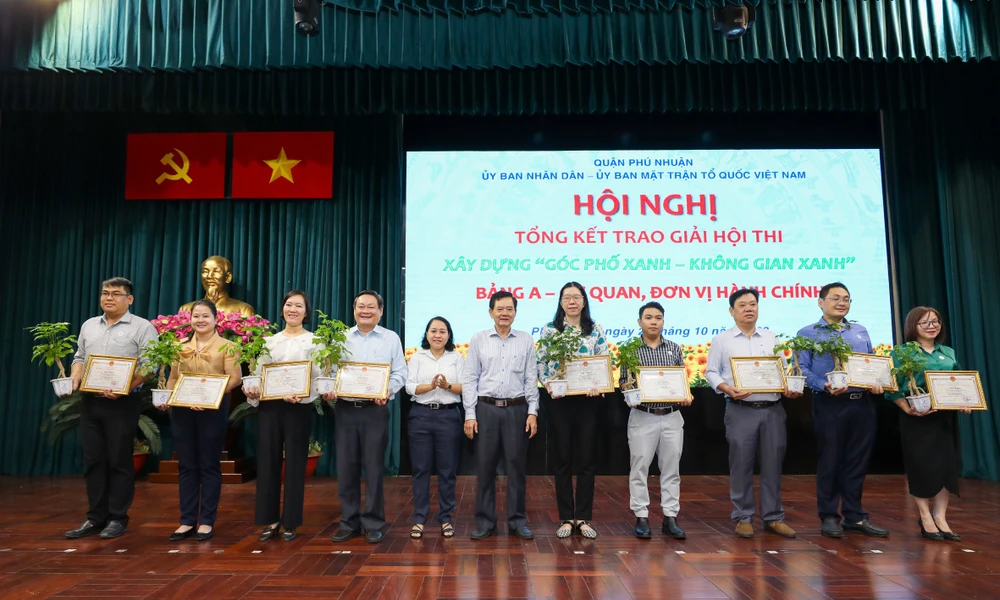 trao giai Bang A.jpg