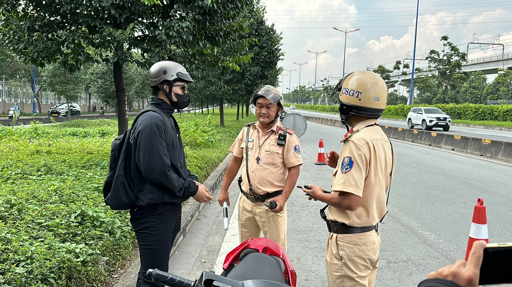 Chạy quá tốc độ trên Xa lộ Hà Nội: 'Đường trống, thẳng nên chạy nhanh'