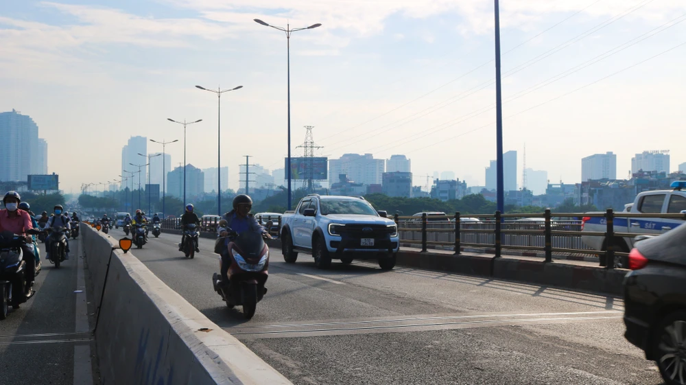 Dòng xe mô tô hòa vào dòng xe ô tô trên cầu Sài Gòn.jpg